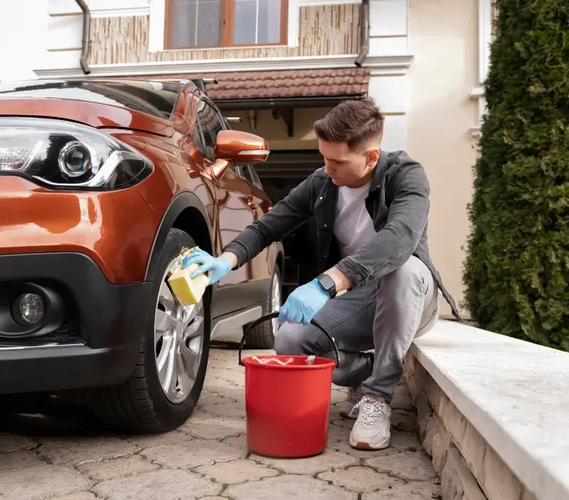 Lavage auto à domicile Pleuville : professionnel intervenant sur un véhicule